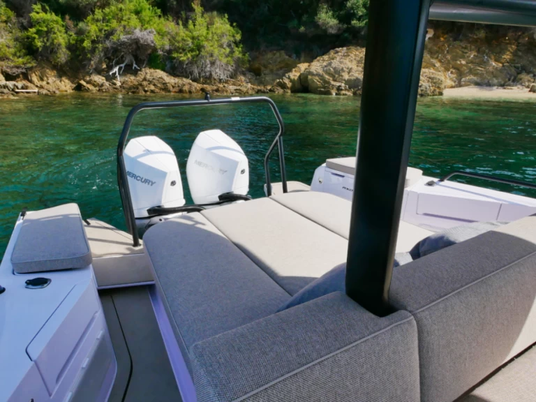 Pronájem Motorová loď Axopar s licencí