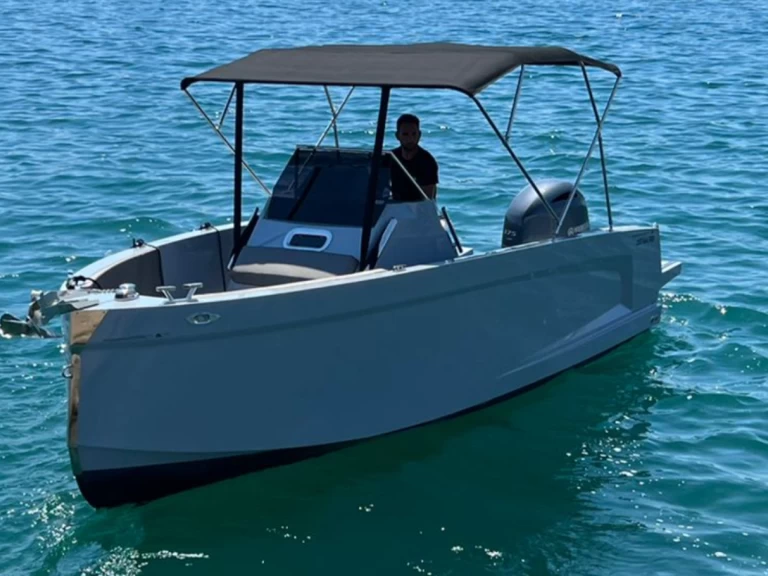 Pronájem Motorová loď Moonday yacht s licencí