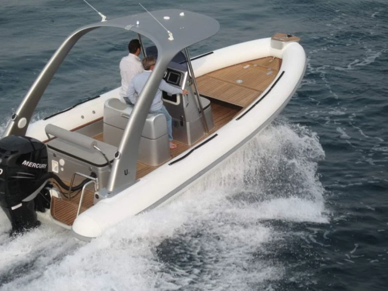 Pronájem Polotuhá loď Ufo s licencí