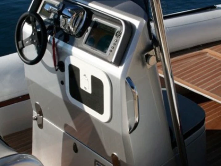 Polotuhá loď k pronájmu v Six-Fours-les-Plages za nejlepší cenu