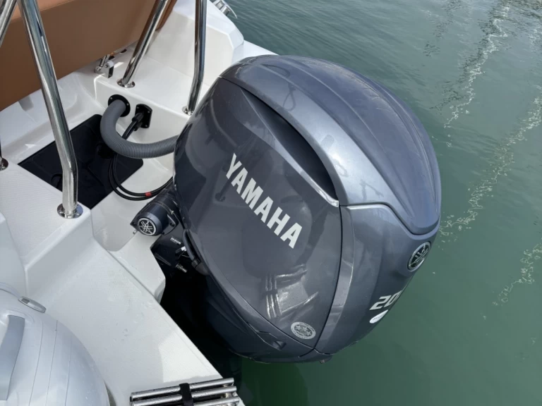 Zodiac Medline 6.8 jednotlivci a charterové společnosti v La Trinité-sur-Mer