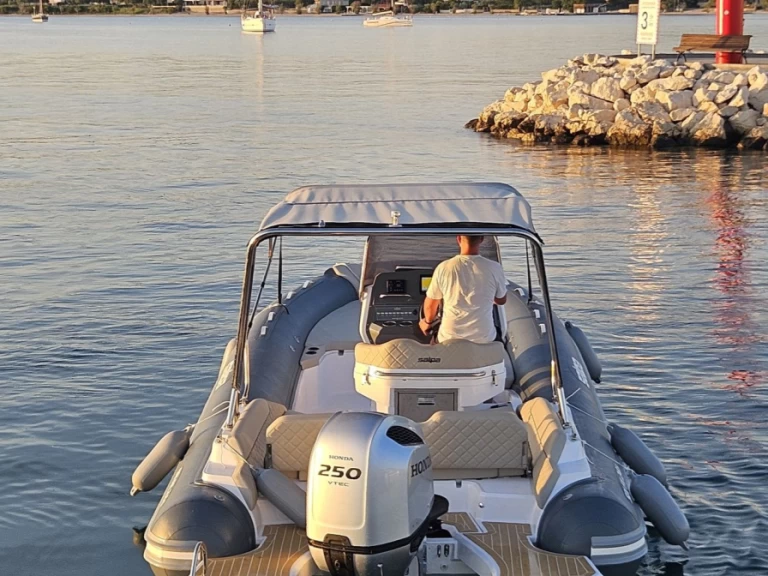 Pronajmout si Salpa Soleil 24,5 v Biograd Na Moru