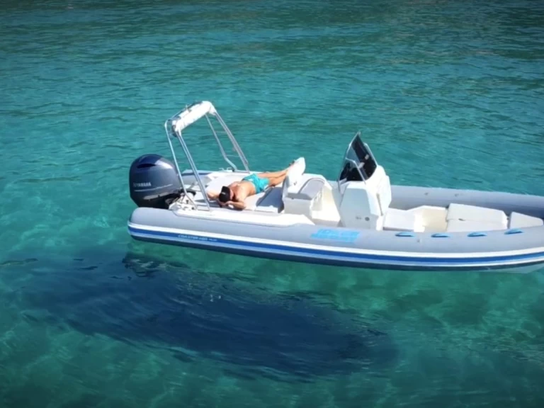 Pronájem Polotuhá loď Joker Boat s licencí