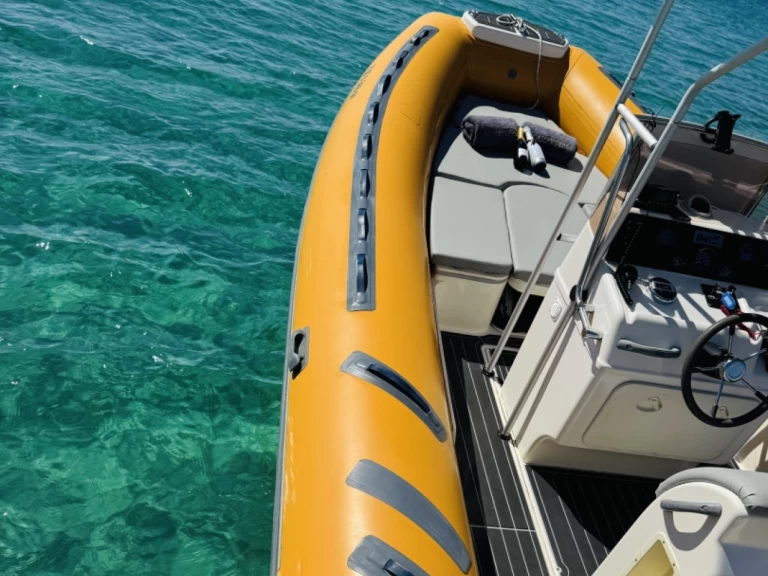 Pronájem Polotuhá loď SEVEN FIFTY  s licencí