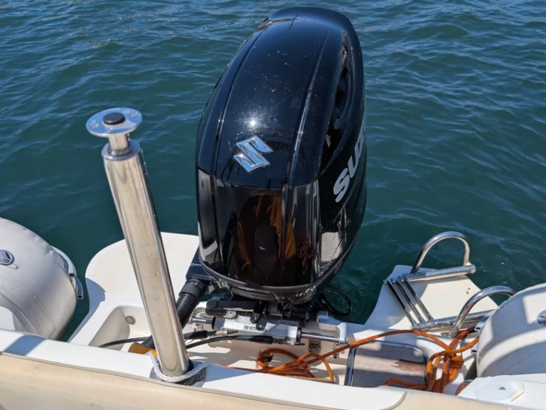 Pronájem lodi Hyeres lákavé ceny NJ 700