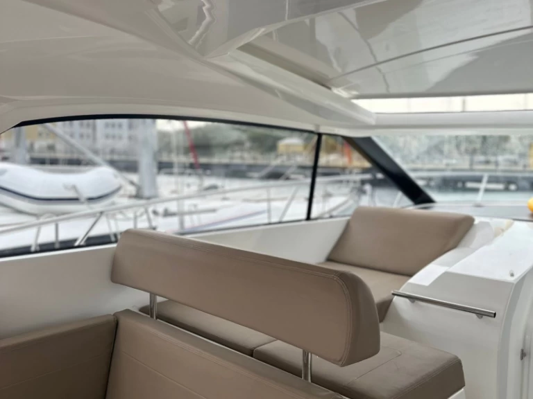 Motorová loď k pronájmu v Pula za nejlepší cenu