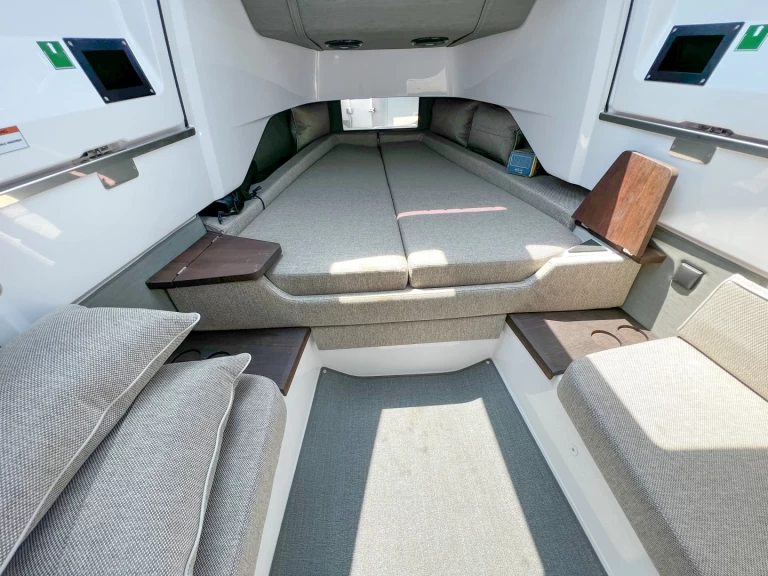 Pronájem lodi Chaniá lákavé ceny Axopar 37 XC Cross Cabin