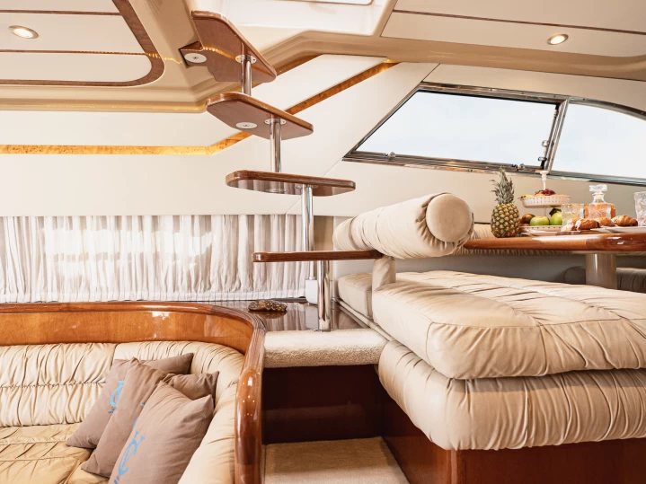 Pronajmout Motorová loď se skipperem či ne Ferretti v Glyfada