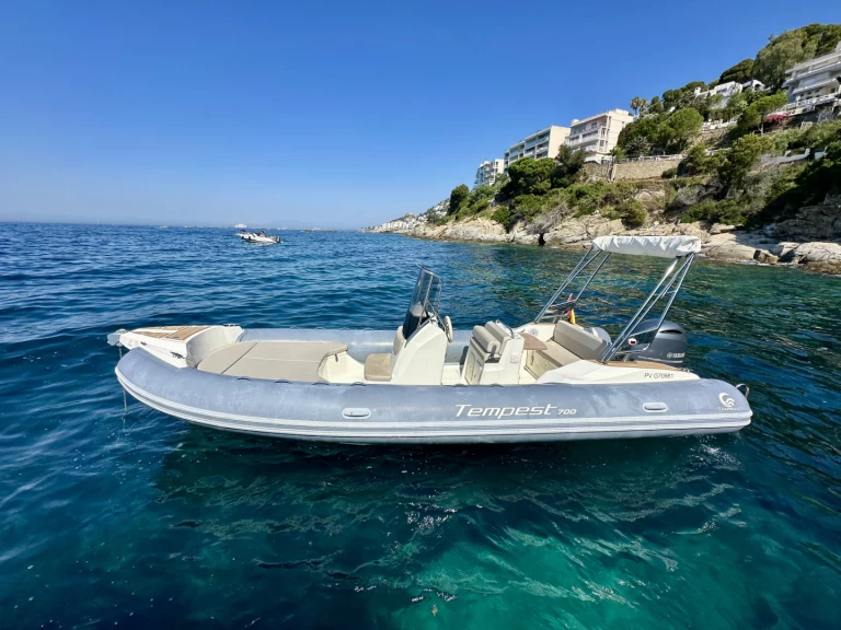 Pronajmout si Capelli Tempest 700 v Roses