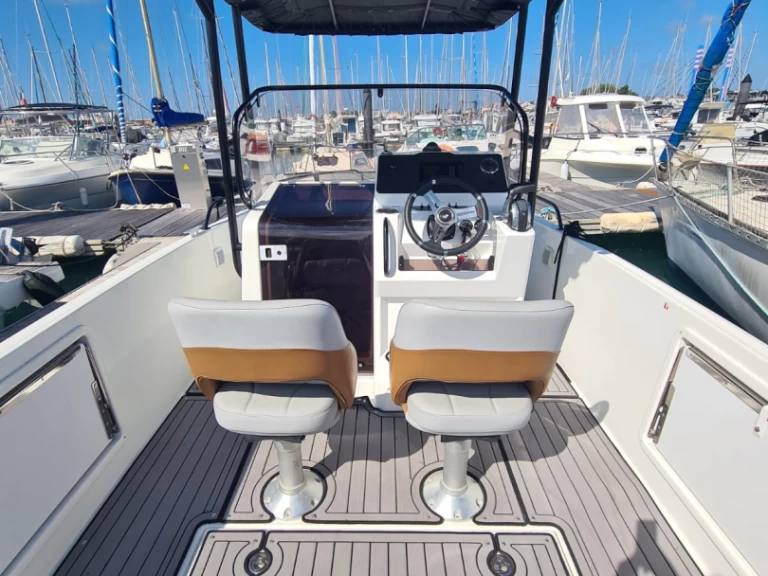 Bénéteau Flyer 7 SPACEdeck jednotlivci a charterové společnosti v Les Sables-d'Olonne