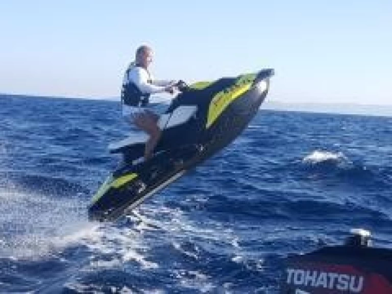 Sealine Spark  jednotlivci a charterové společnosti v Rovinj