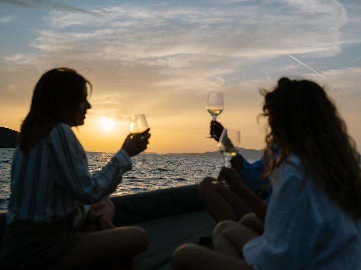 Polotuhá loď k pronájmu v Sifnos za nejlepší cenu