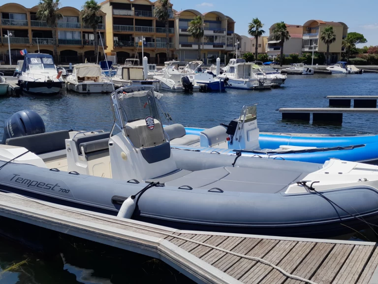 Capelli Tempest 700 jednotlivci a charterové společnosti v Gruissan