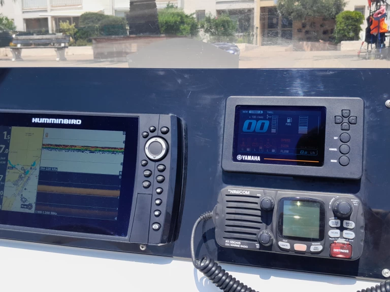 Pronájem Polotuhá loď v Gruissan -Capelli Tempest 700