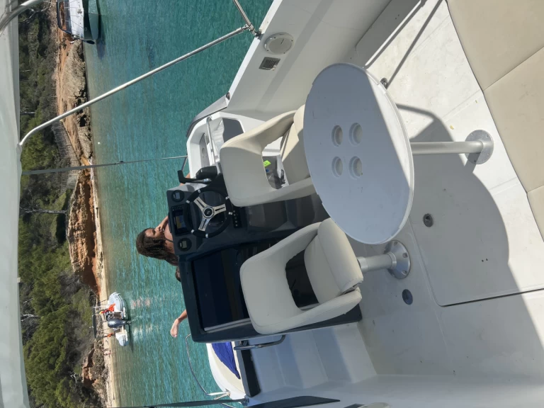 Pronájem Motorová loď Bénéteau s licencí