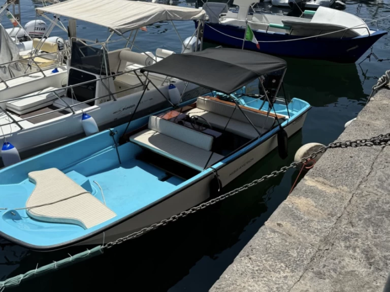Pronajmout si Boston Whaler Boston Whaler 17 v Aci Trezza