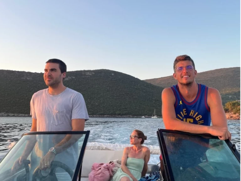 Motorová loď k pronájmu v Herceg Novi za nejlepší cenu