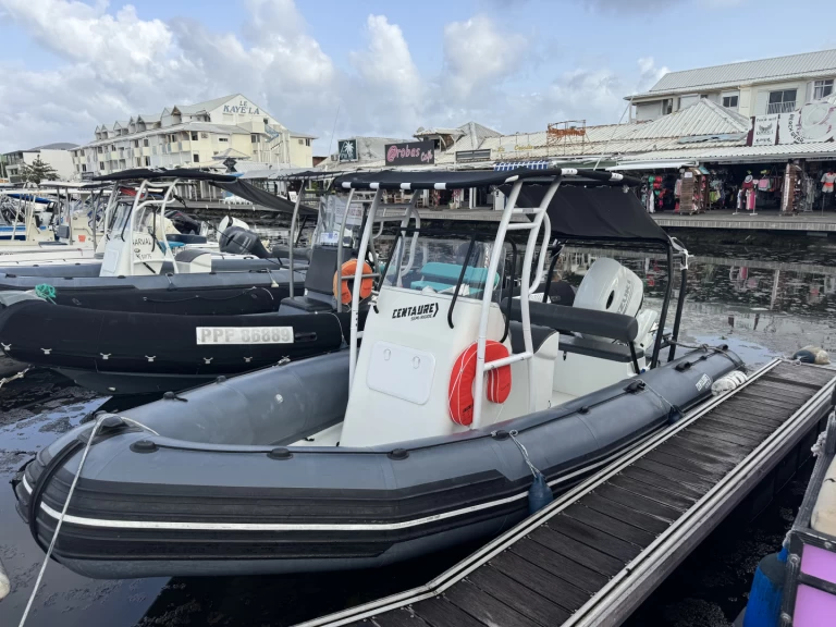 Polotuhá loď k pronájmu v Saint-François za nejlepší cenu