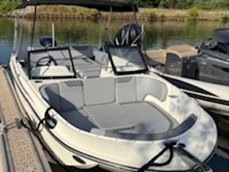 Pronajmout si Bayliner M19 v Hyeres