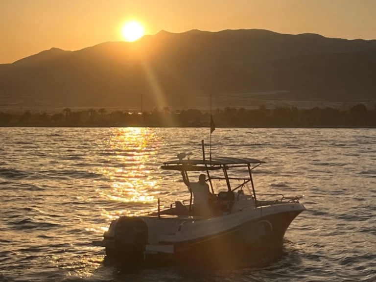 Pronájem Motorová loď Pacific Craft s licencí