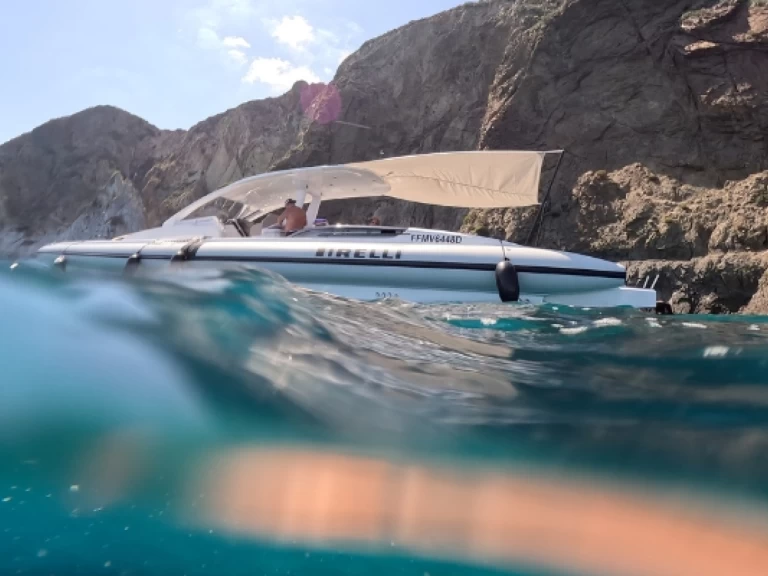 Pronájem Polotuhá loď Pirelli s licencí