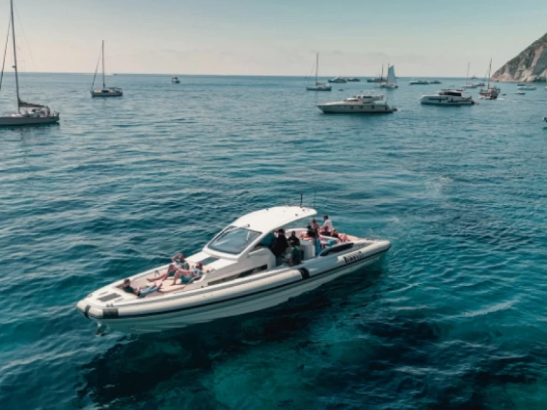 Pronajmout Polotuhá loď se skipperem či ne Pirelli v Neapol