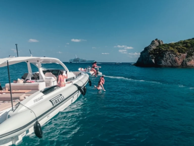 Polotuhá loď k pronájmu v Neapol za nejlepší cenu