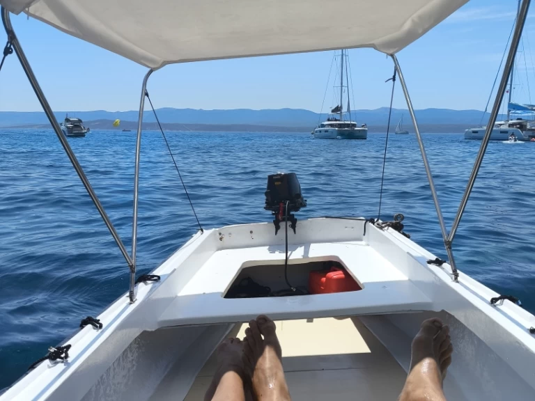 Motorová loď k pronájmu v Bol za nejlepší cenu