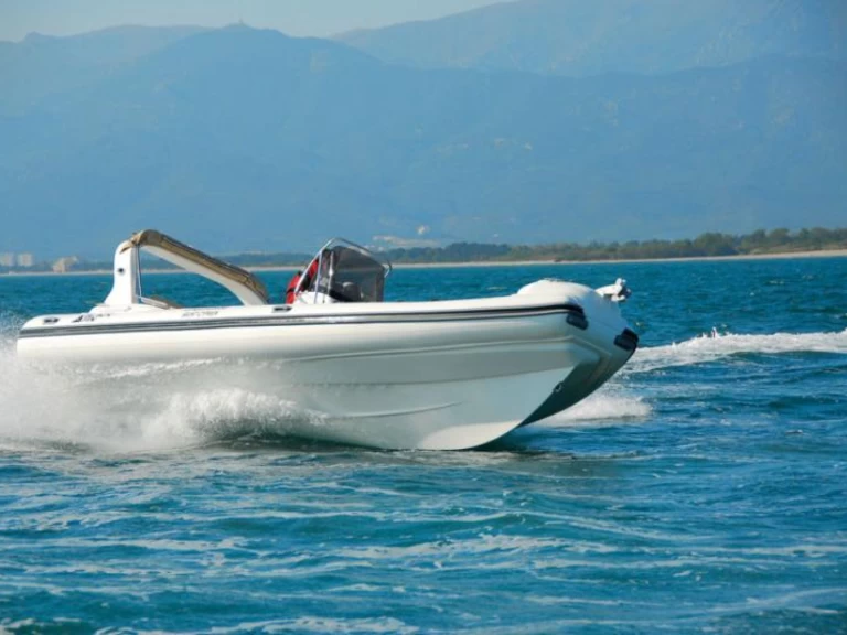Polotuhá loď k pronájmu v Bol za nejlepší cenu
