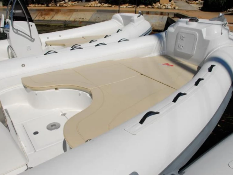 Pronajmout si Nuova Jolly Blackfin 25 Elegance v Bol