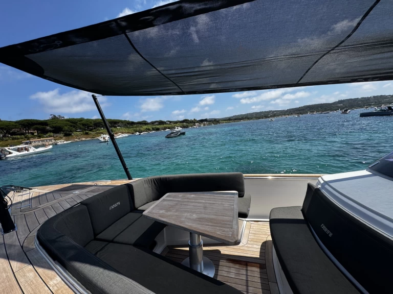 Motorová loď k pronájmu v Port Grimaud za nejlepší cenu