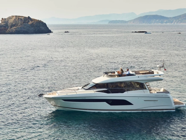 Jeanneau Prestige 520 Fly jednotlivci a charterové společnosti v Antibes
