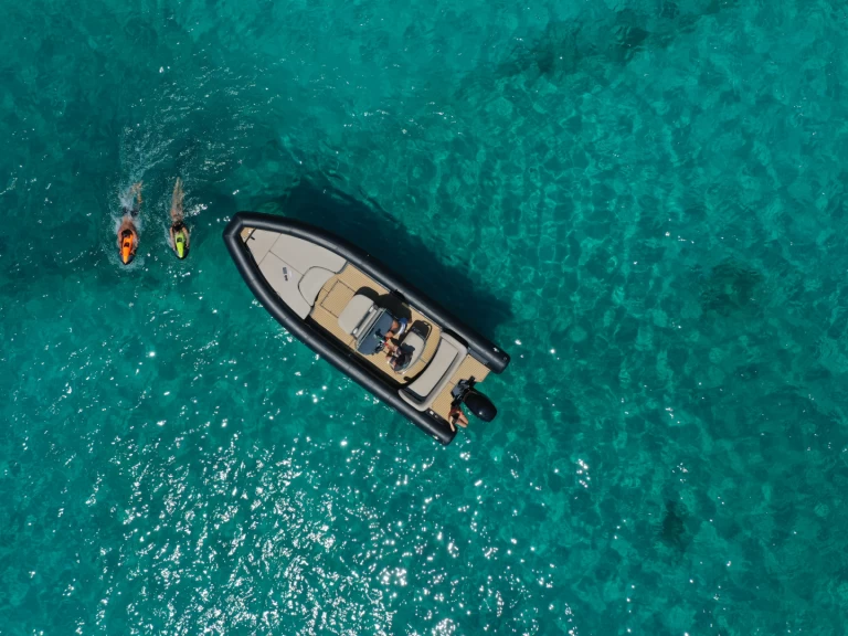 Polotuhá loď k pronájmu v Porto Cervo za nejlepší cenu