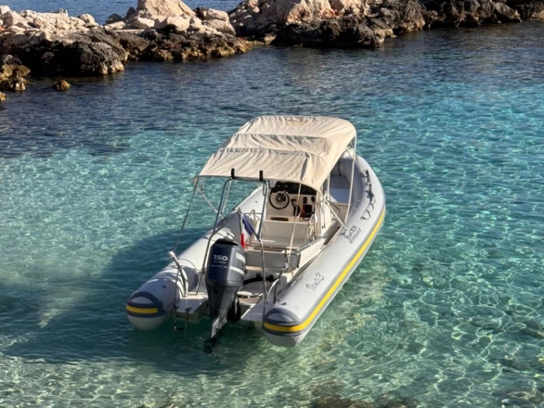 Polotuhá loď k pronájmu v Les Lecques za nejlepší cenu