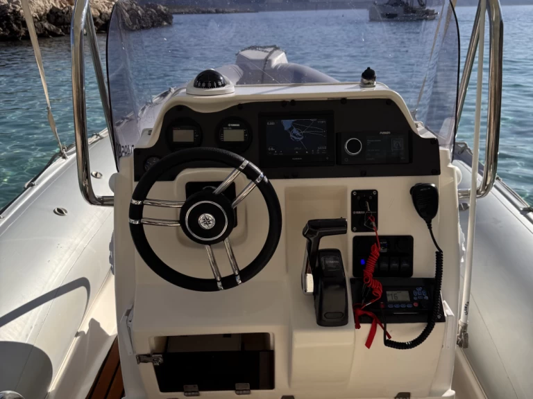 Pronajmout si Joker Boat Clubman 23 v Bormes-les-Mimosas