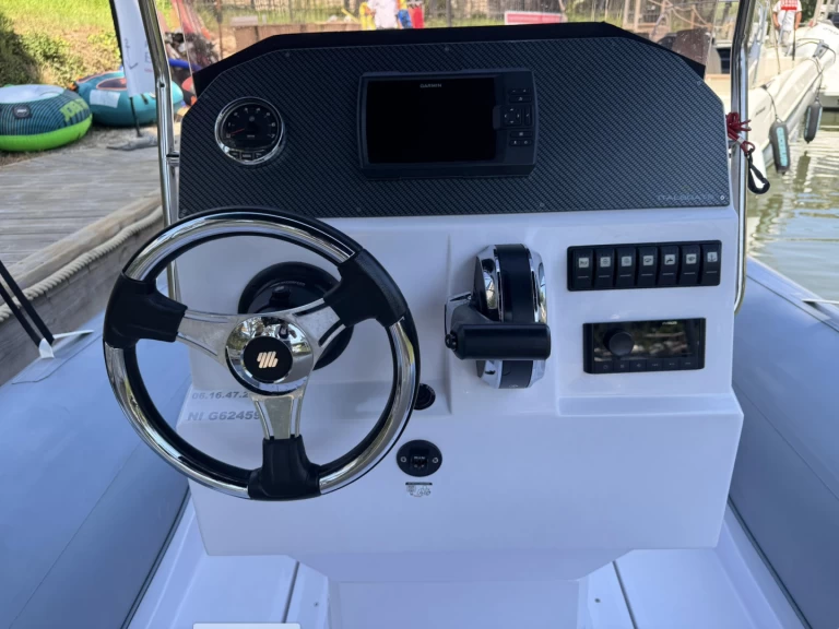 Polotuhá loď k pronájmu v Mandelieu-la-Napoule za nejlepší cenu