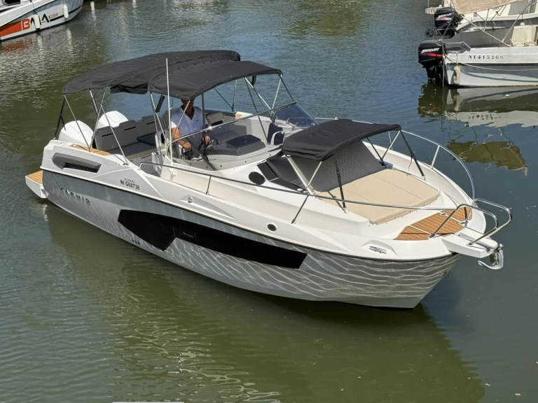 Karnic SL800 jednotlivci a charterové společnosti v Mandelieu-la-Napoule