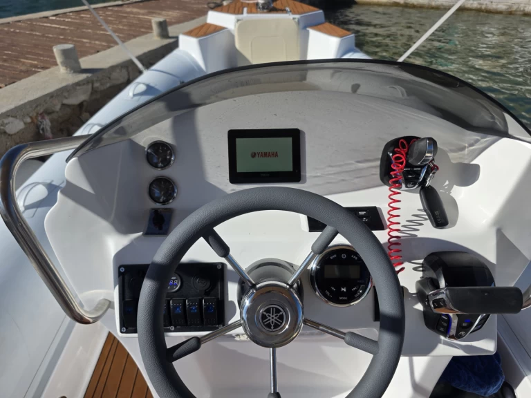 Pronájem Polotuhá loď SeaScent s licencí