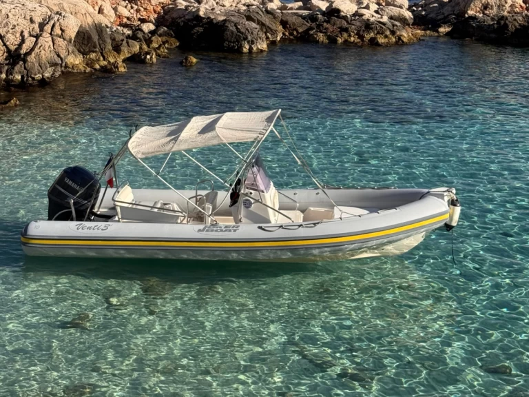 Joker Boat Clubman 23 jednotlivci a charterové společnosti v Bormes-les-Mimosas