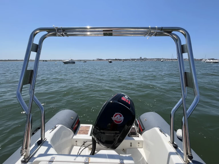 Polotuhá loď k pronájmu v Arcachon za nejlepší cenu