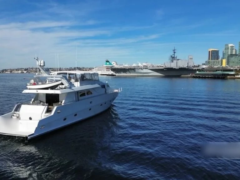 Pronájem Jachta Custom s licencí