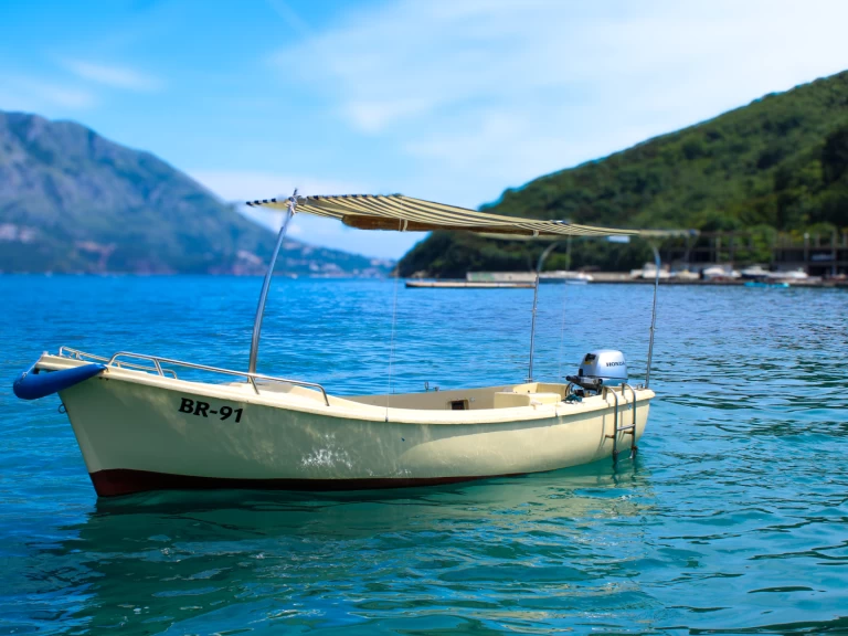 Pronajmout si Elan Elan 500 v Budva