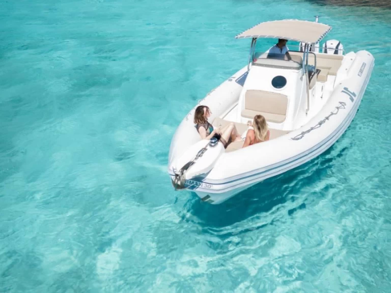 Joker Boat Clubman 30 jednotlivci a charterové společnosti v La Maddalena