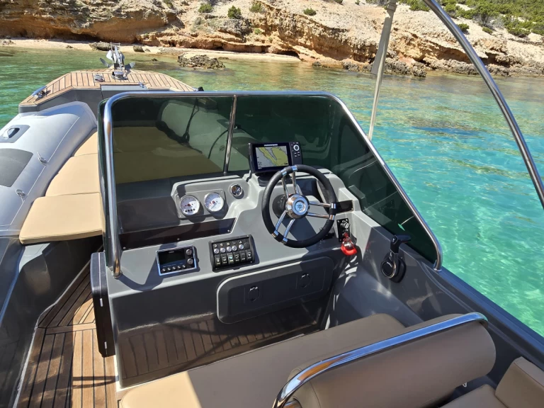 Polotuhá loď k pronájmu v Novalja za nejlepší cenu