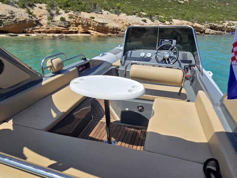 Grginić Shark 23 jednotlivci a charterové společnosti v Novalja