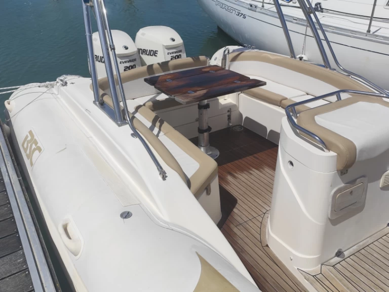 Polotuhá loď k pronájmu v La Rochelle za nejlepší cenu