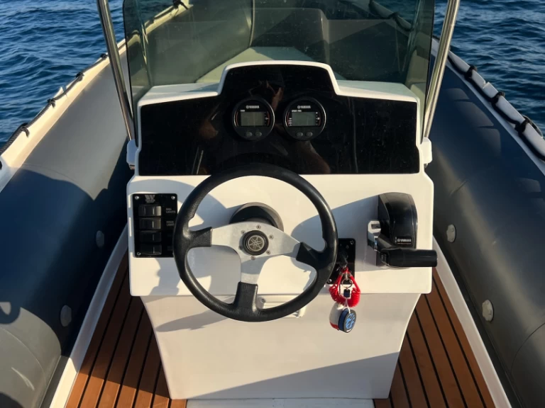 Pronajmout si Joker Boat Master v Empuriabrava