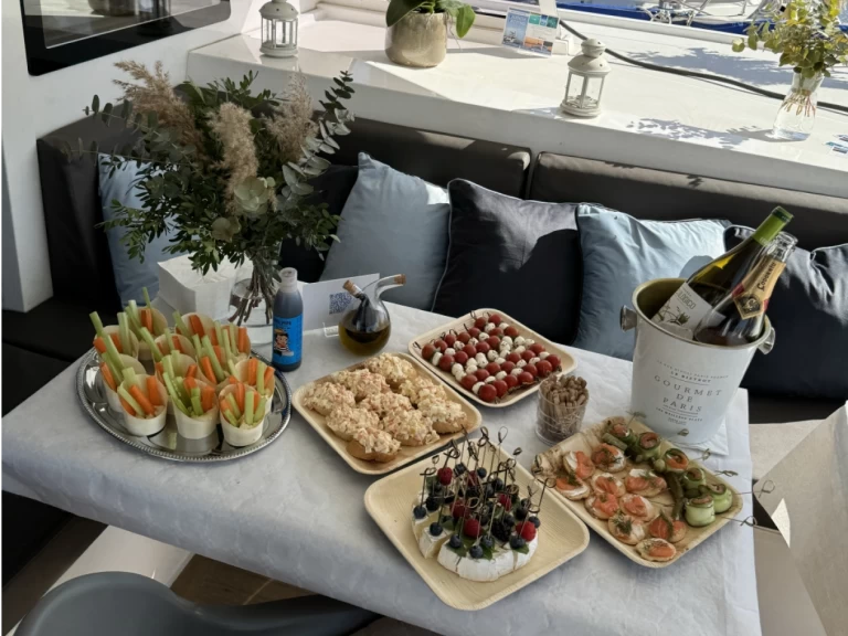 Pronajmout Katamarán se skipperem či ne Bavaria v Denia