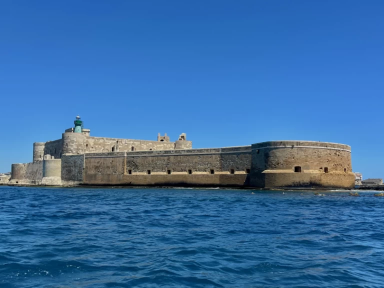 Pronájem lodi Siracusa lákavé ceny Open 510