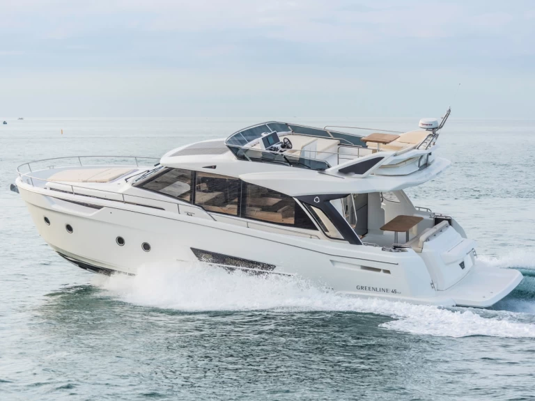 Pronajmout Jachta se skipperem či ne Greenline v Setúbal